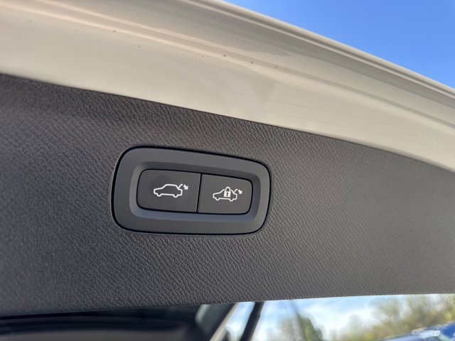 Used 2025 Volvo XC90 B6 Plus w/ Protection Package Premier AWD/4WD image 9