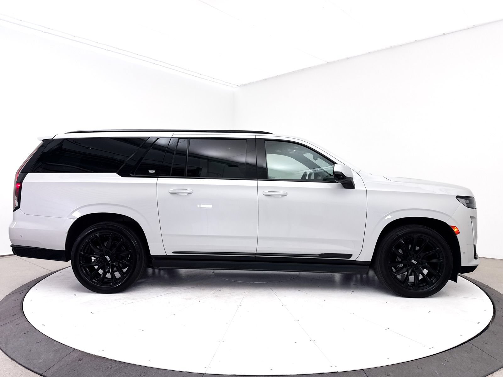 Used 2023 Cadillac Escalade ESV Sport Platinum w/ LPO, ONYX Package AWD/4WD image 45
