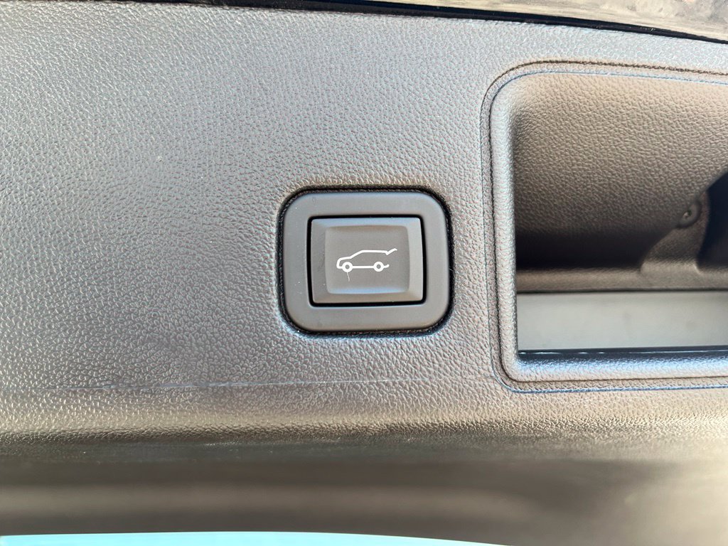 Used 2024 GMC Terrain SLE w/ Driver Convenience Package FWD image 13