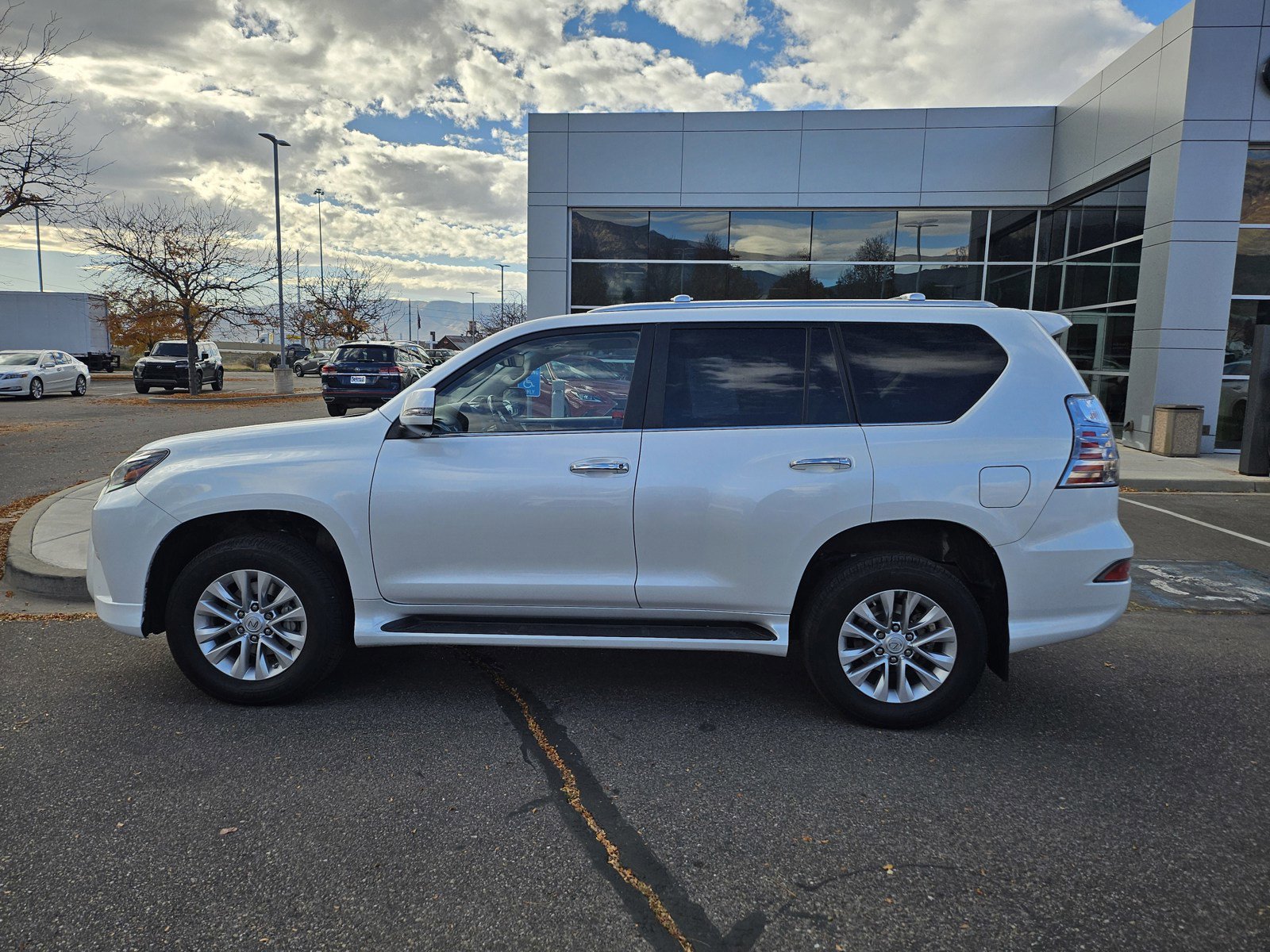 Used 2023 Lexus GX 460 Premium image 3