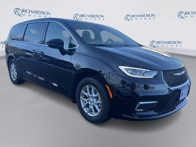 Certified 2026 Chrysler Pacifica Select image 3