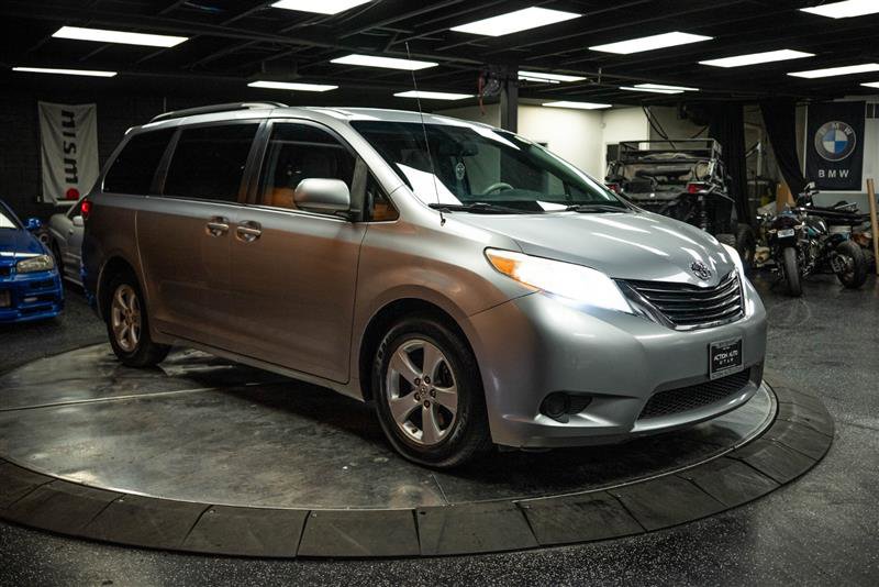 Used 2012 Toyota Sienna LE w/ Towing Pkg image 5