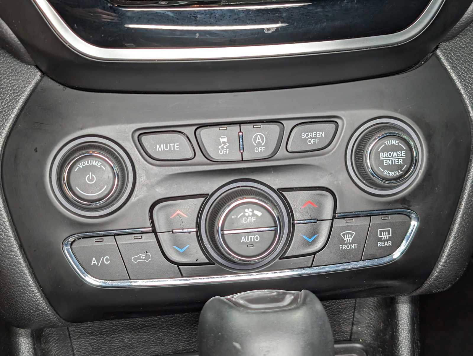 Used 2019 Jeep Cherokee Limited image 33