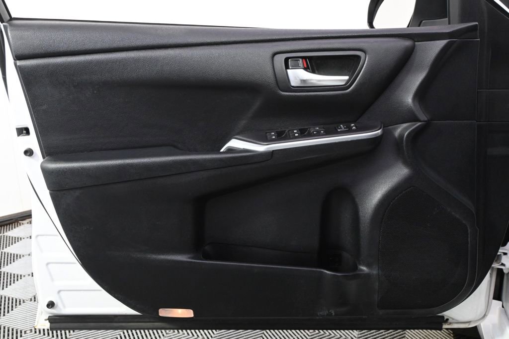 Used 2015 Toyota Camry SE FWD image 21