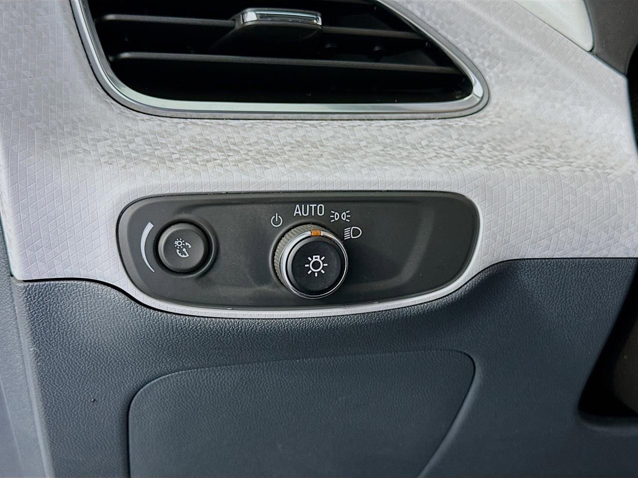 Used 2017 Chevrolet Bolt Premier image 27