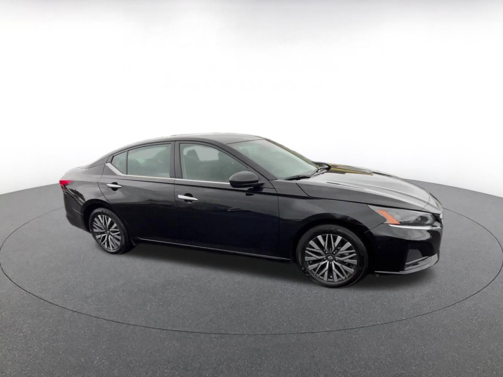 Used 2025 Nissan Altima 2.5 SV image 2
