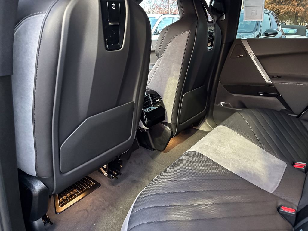 Used 2026 BMW iX xDrive45 image 32