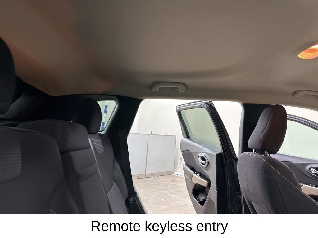 Used 2017 Jeep Cherokee Latitude w/ Cold Weather Group image 26