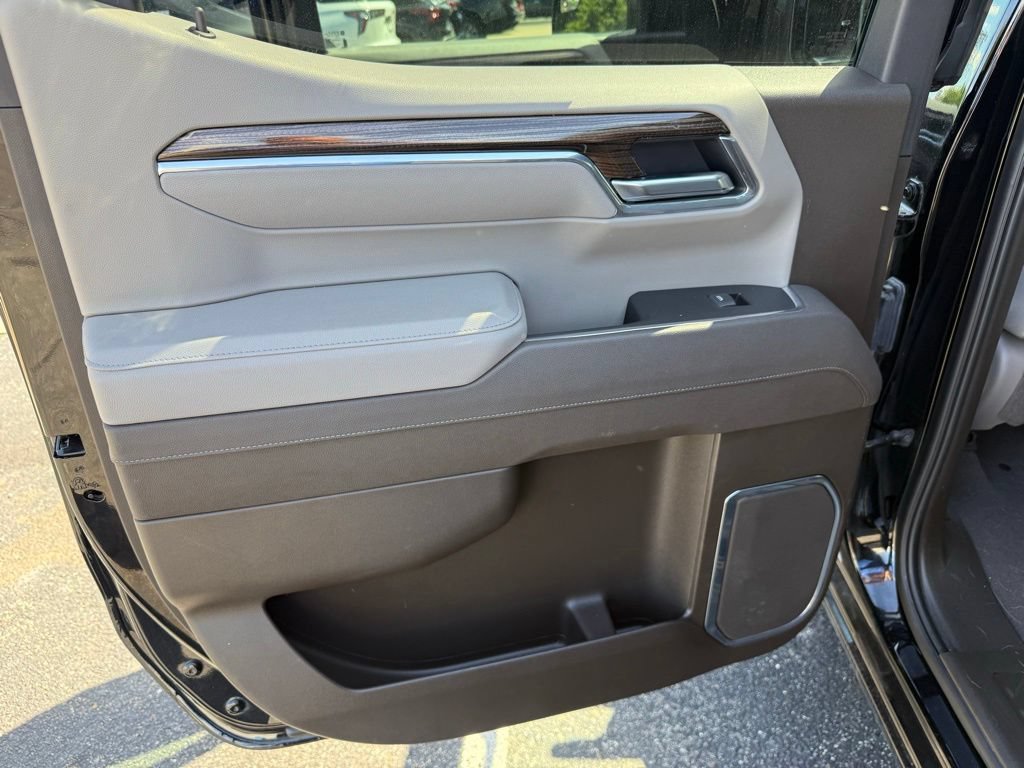 Used 2025 Chevrolet Silverado 1500 LT AWD/4WD image 12