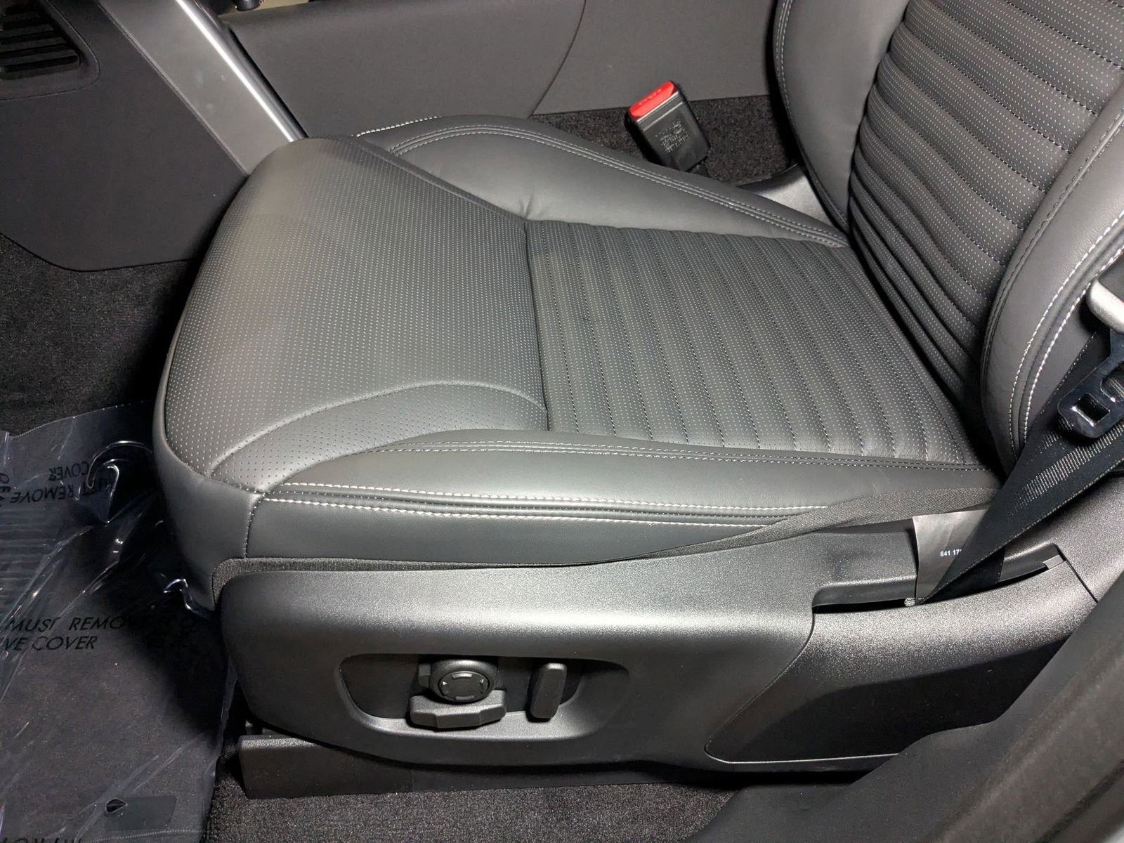 New 2025 Land Rover Discovery Dynamic SE image 4