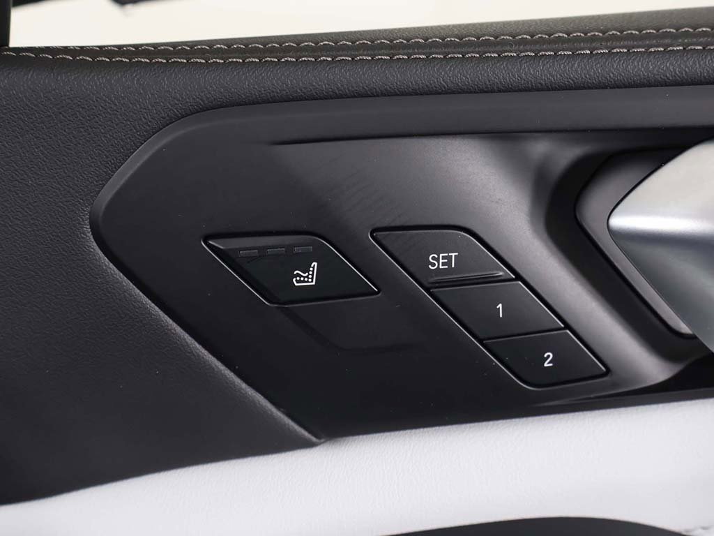 Used 2024 BMW X7 xDrive40i w/ Executive Package image 46