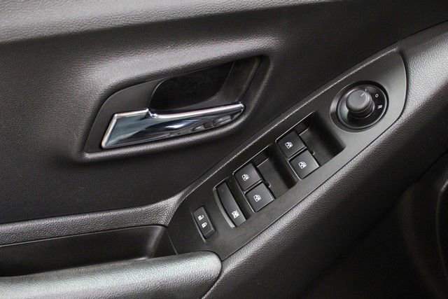 Used 2022 Chevrolet Trax LT w/ LT Convenience Package AWD/4WD image 17