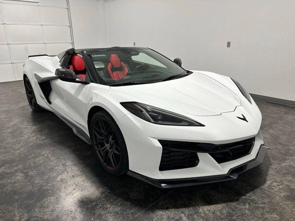 Used 2025 Chevrolet Corvette Z06 RWD image 4