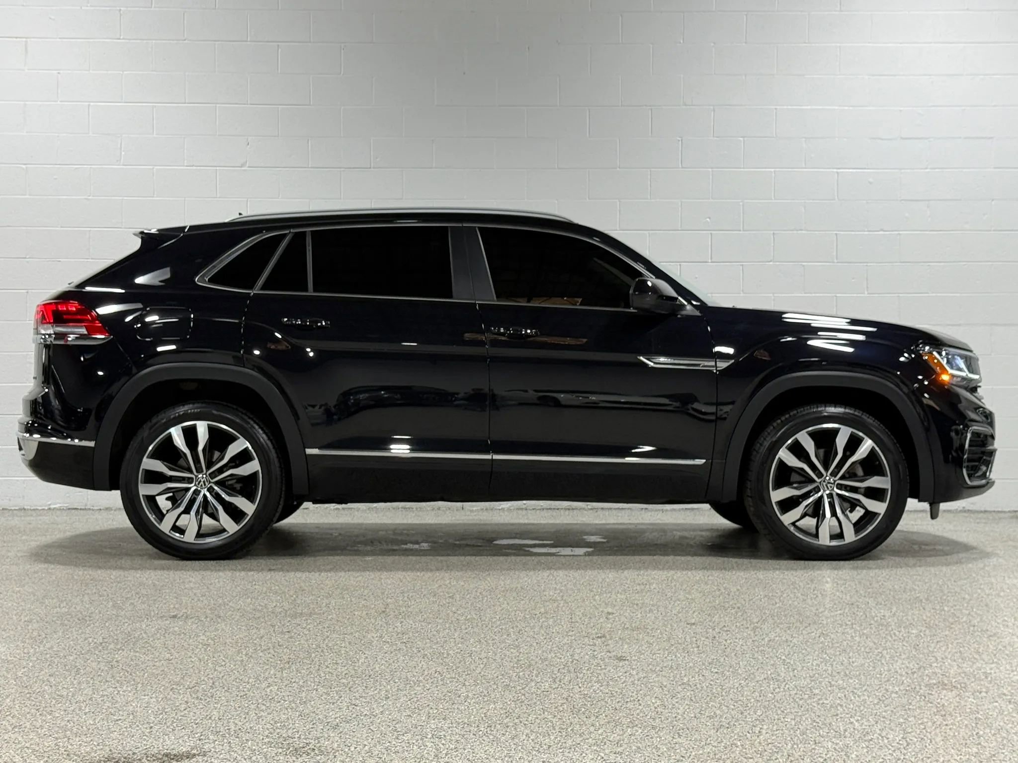 Used 2021 Volkswagen Atlas Cross Sport SEL R-Line AWD/4WD image 5