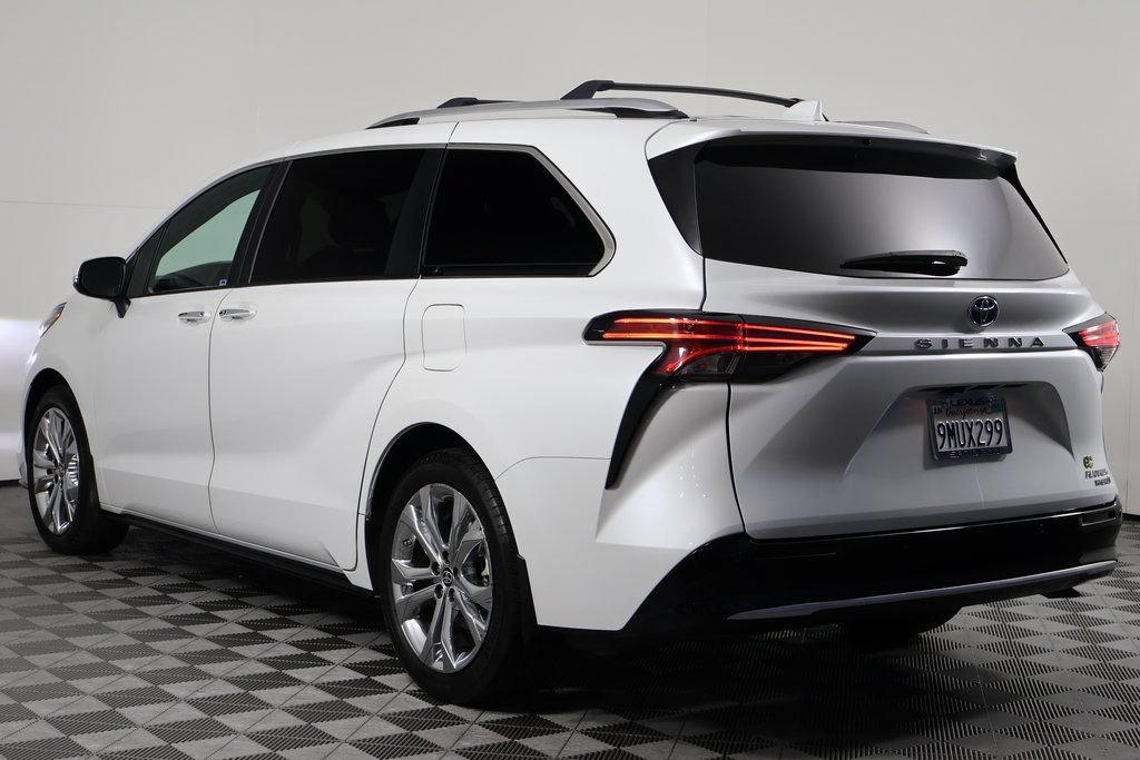 Used 2024 Toyota Sienna Platinum FWD image 6