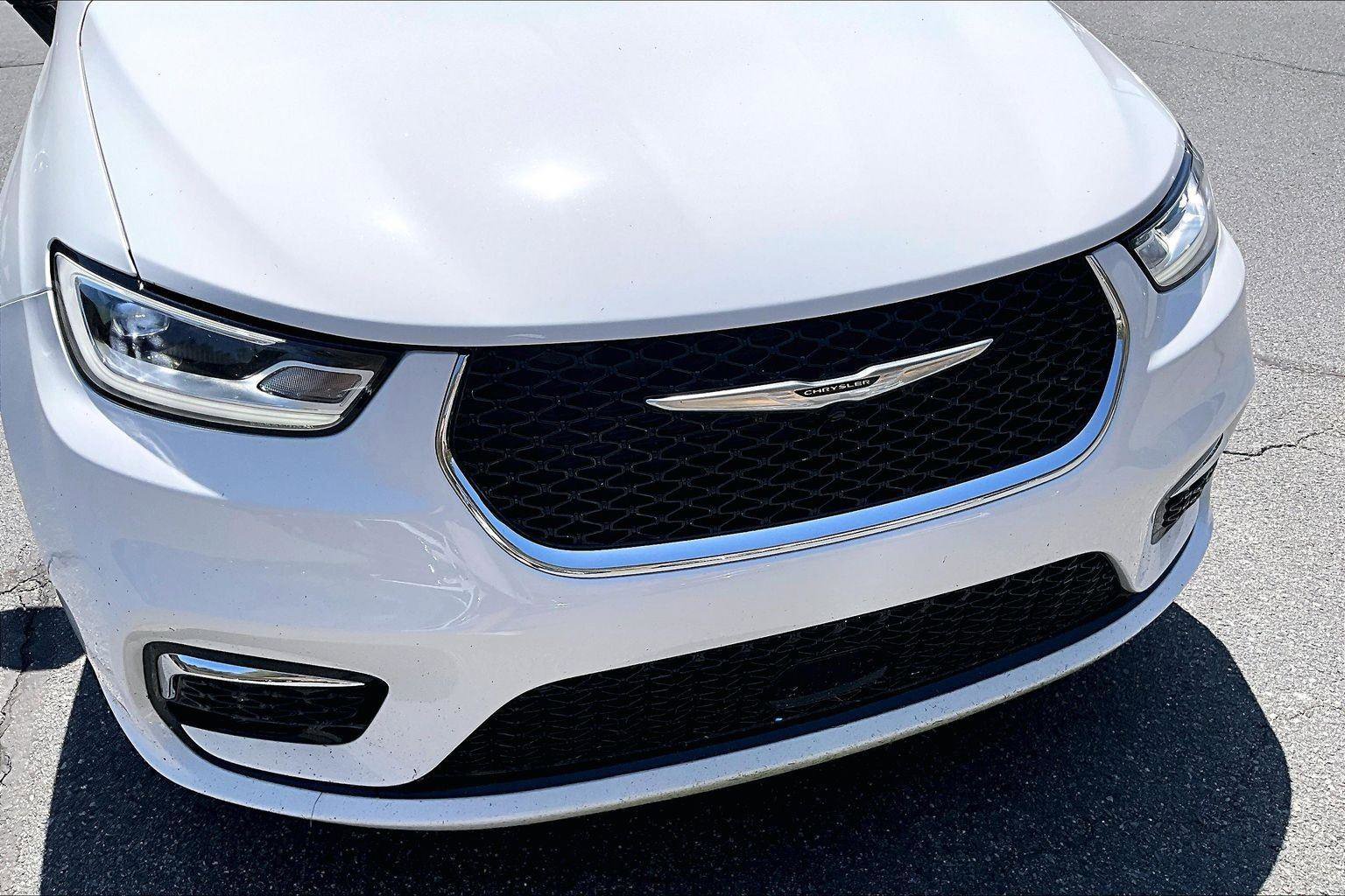 Used 2025 Chrysler Pacifica Select image 30