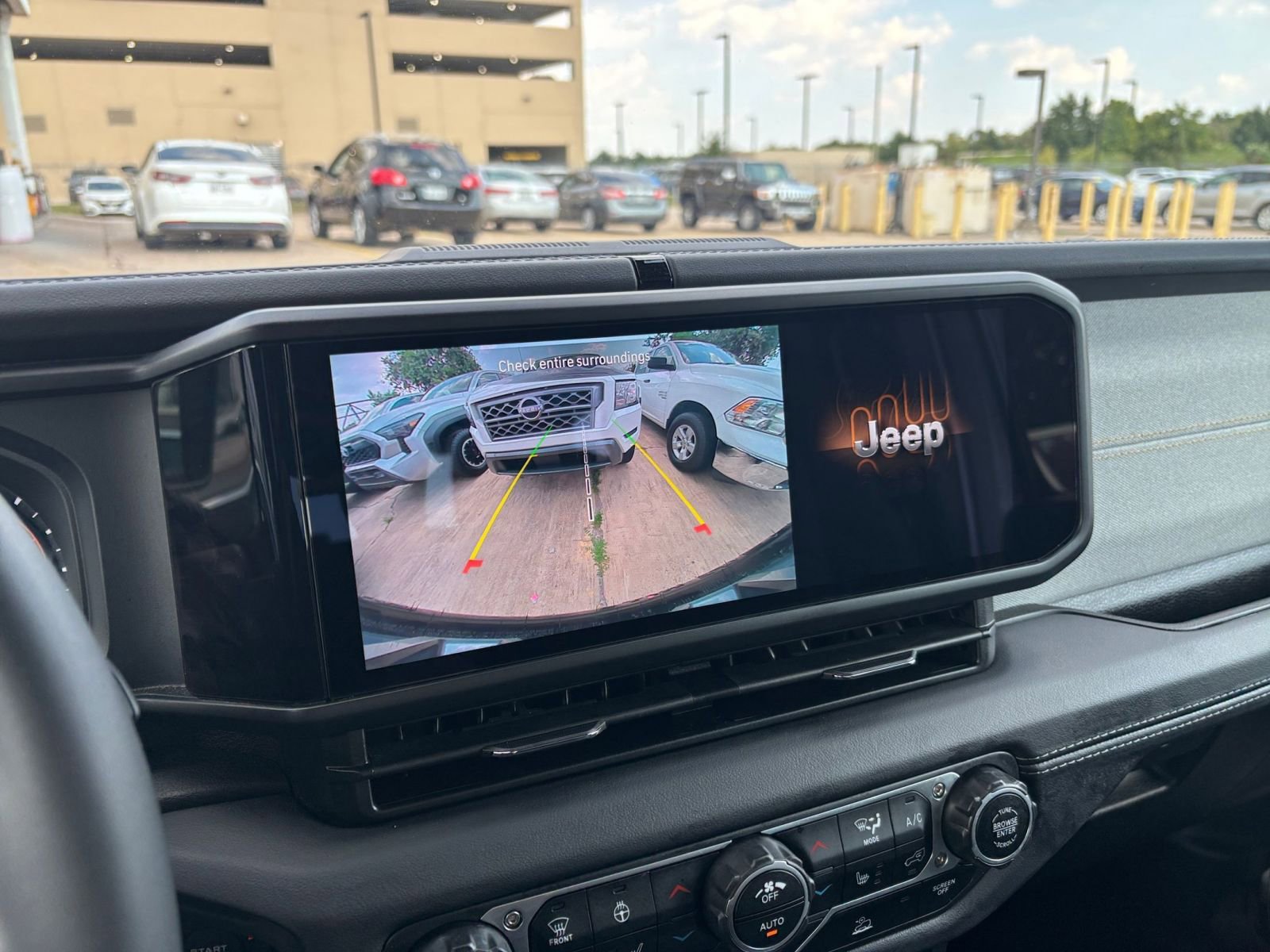 Used 2025 Jeep Wrangler Sahara image 17