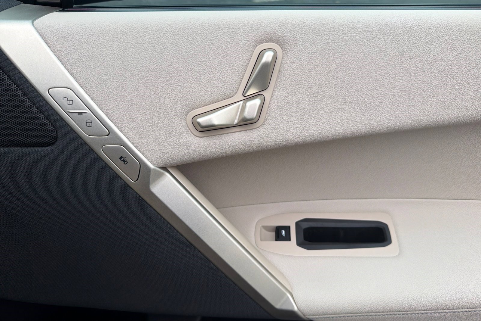 Certified 2023 BMW iX xDrive50 w/ BMW I Signature Blue Package image 22