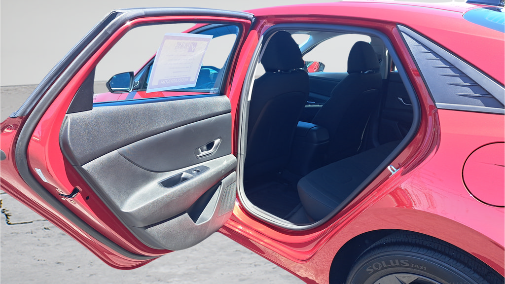 Used 2021 Hyundai Elantra SEL FWD image 11