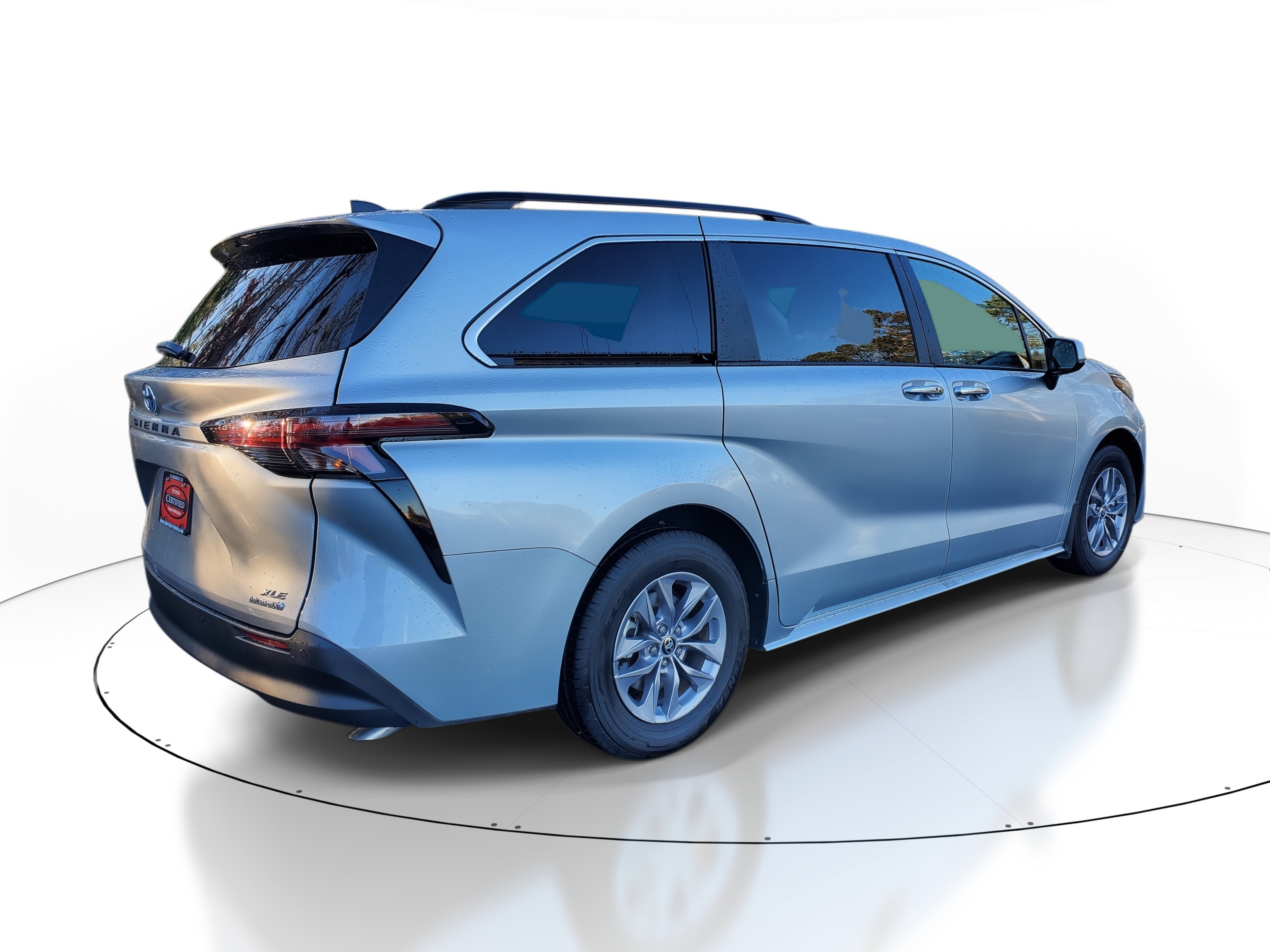 Used 2024 Toyota Sienna XLE image 6