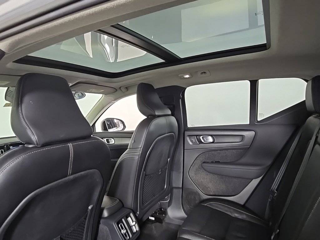 Certified 2023 Volvo XC40 B5 Plus w/ Driver Assist Package image 18