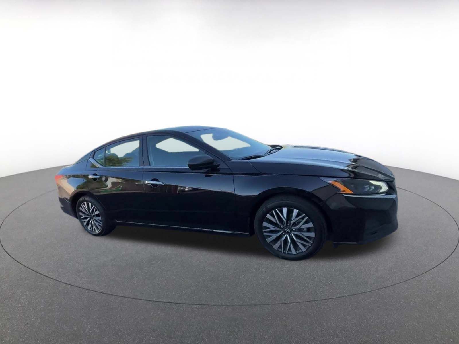 Used 2025 Nissan Altima 2.5 SV FWD image 2