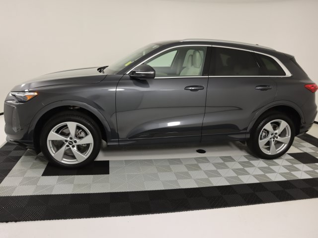 Certified 2025 Audi Q5 Premium Plus w/ Premium Plus AWD/4WD image 2