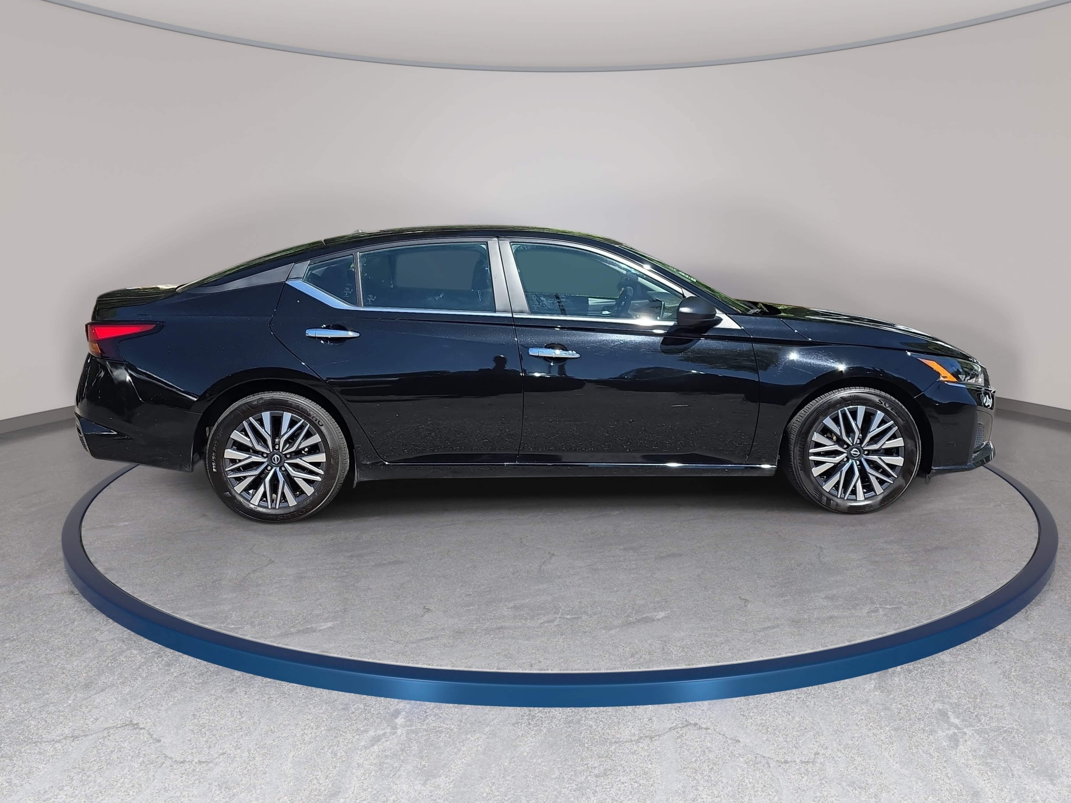 Used 2025 Nissan Altima 2.5 SV FWD image 4