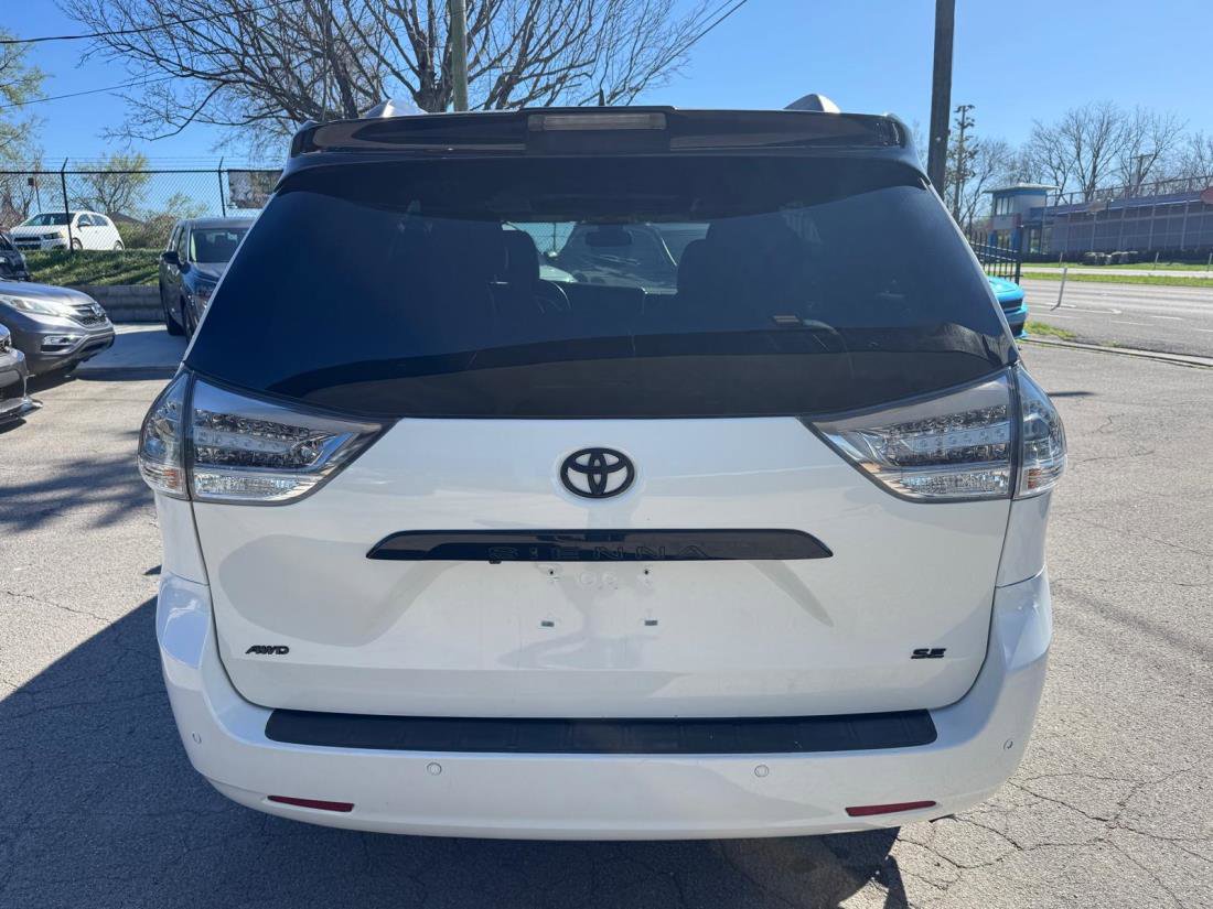 Used 2020 Toyota Sienna SE Premium w/ Nightshade Edition image 7