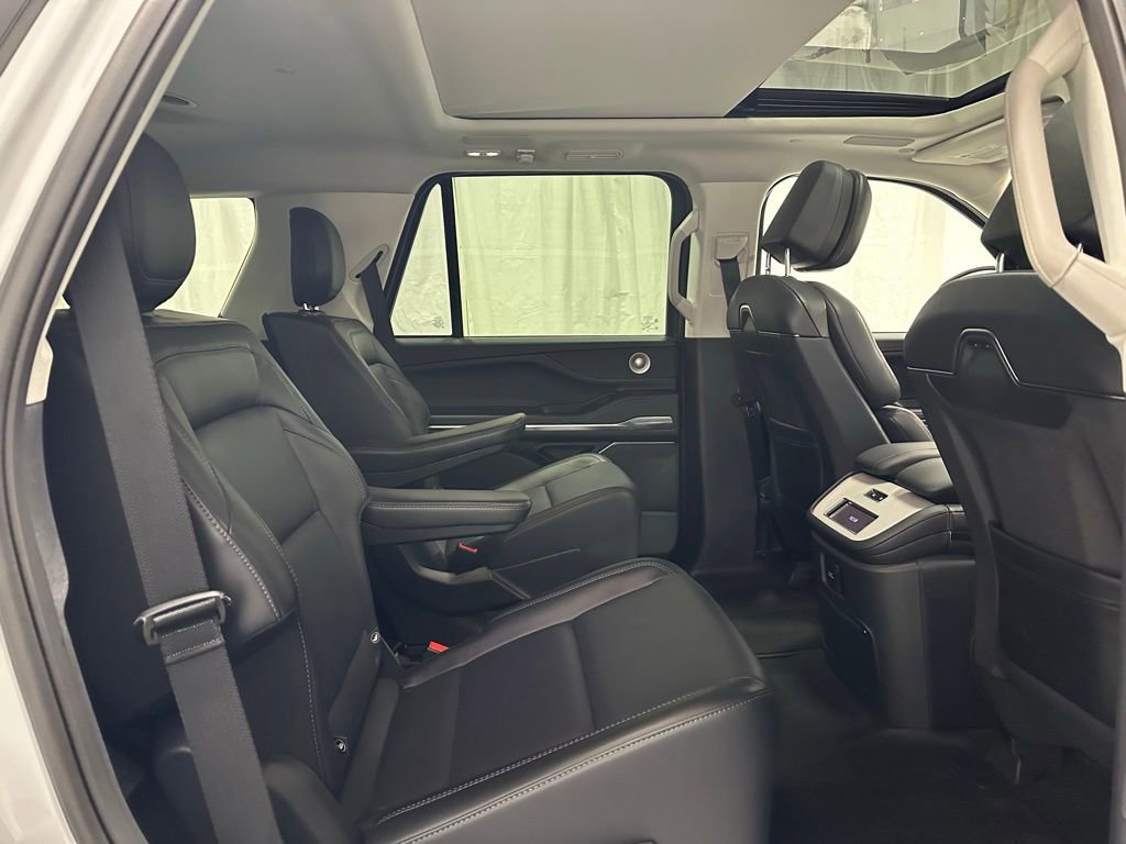 Used 2025 Lincoln Navigator Reserve image 61