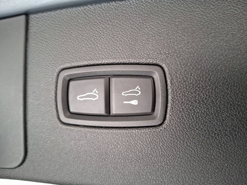 Used 2023 Porsche Cayenne w/ Premium Package image 27