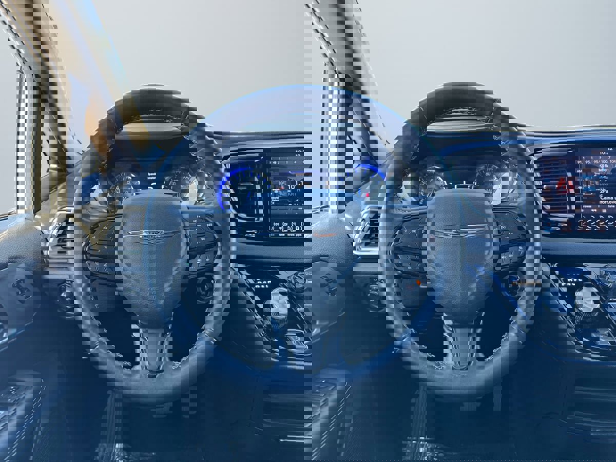 Used 2020 Chrysler Pacifica Touring-L image 11