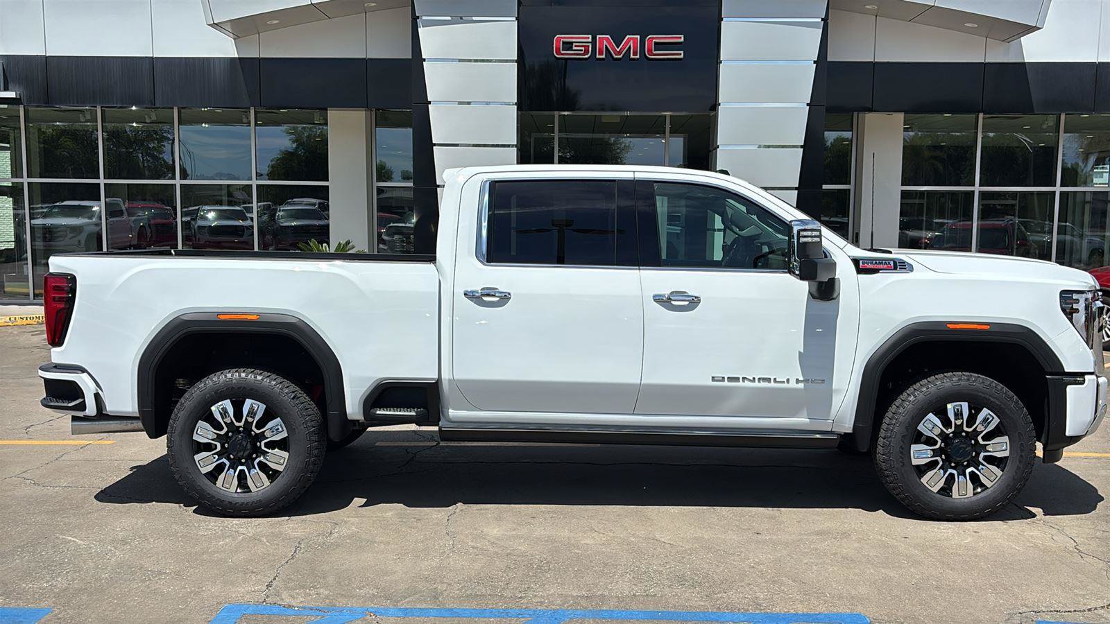 New 2026 GMC Sierra 2500 Denali w/ Denali Reserve Package AWD/4WD image 9