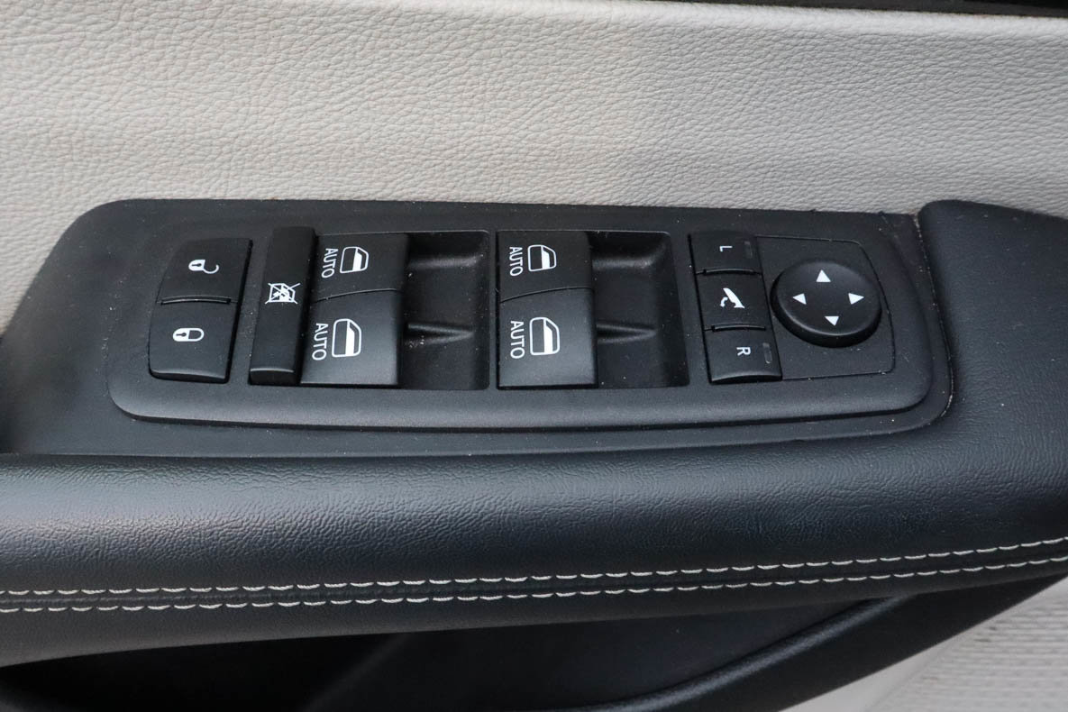 Used 2023 Chrysler Pacifica Limited FWD image 14