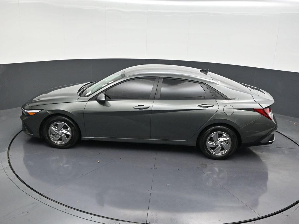 Used 2025 Hyundai Elantra SE image 16