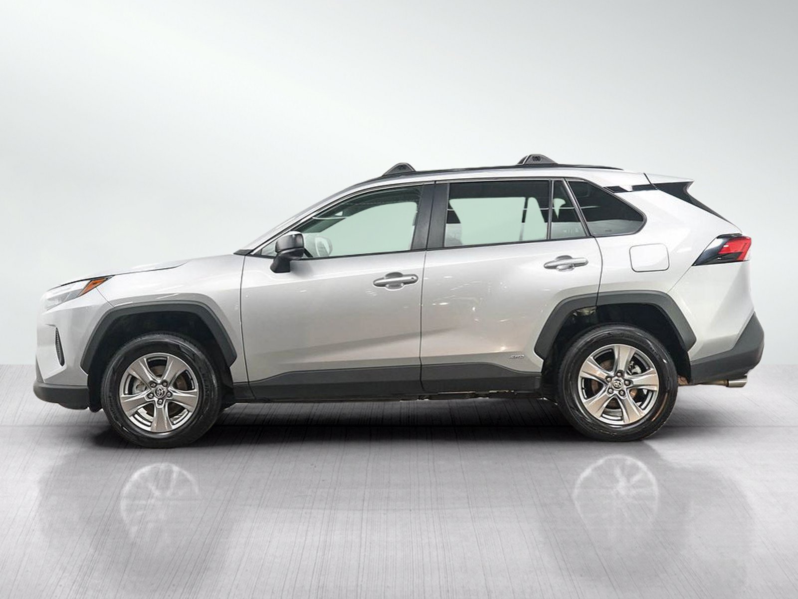 Used 2025 Toyota RAV4 LE AWD/4WD image 2
