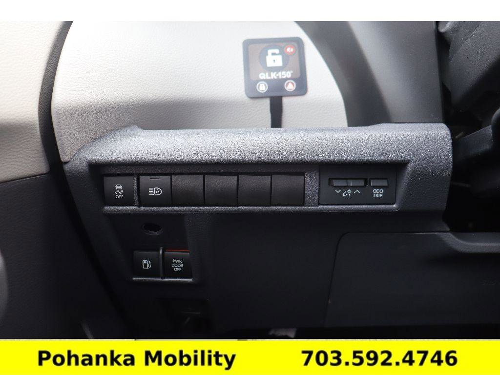 Used 2021 Toyota Sienna XLE w/ XLE Plus Package image 19