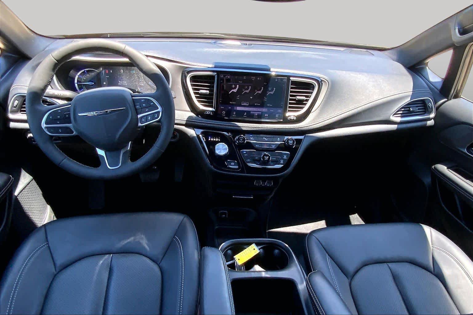 Used 2025 Chrysler Pacifica Select FWD image 16