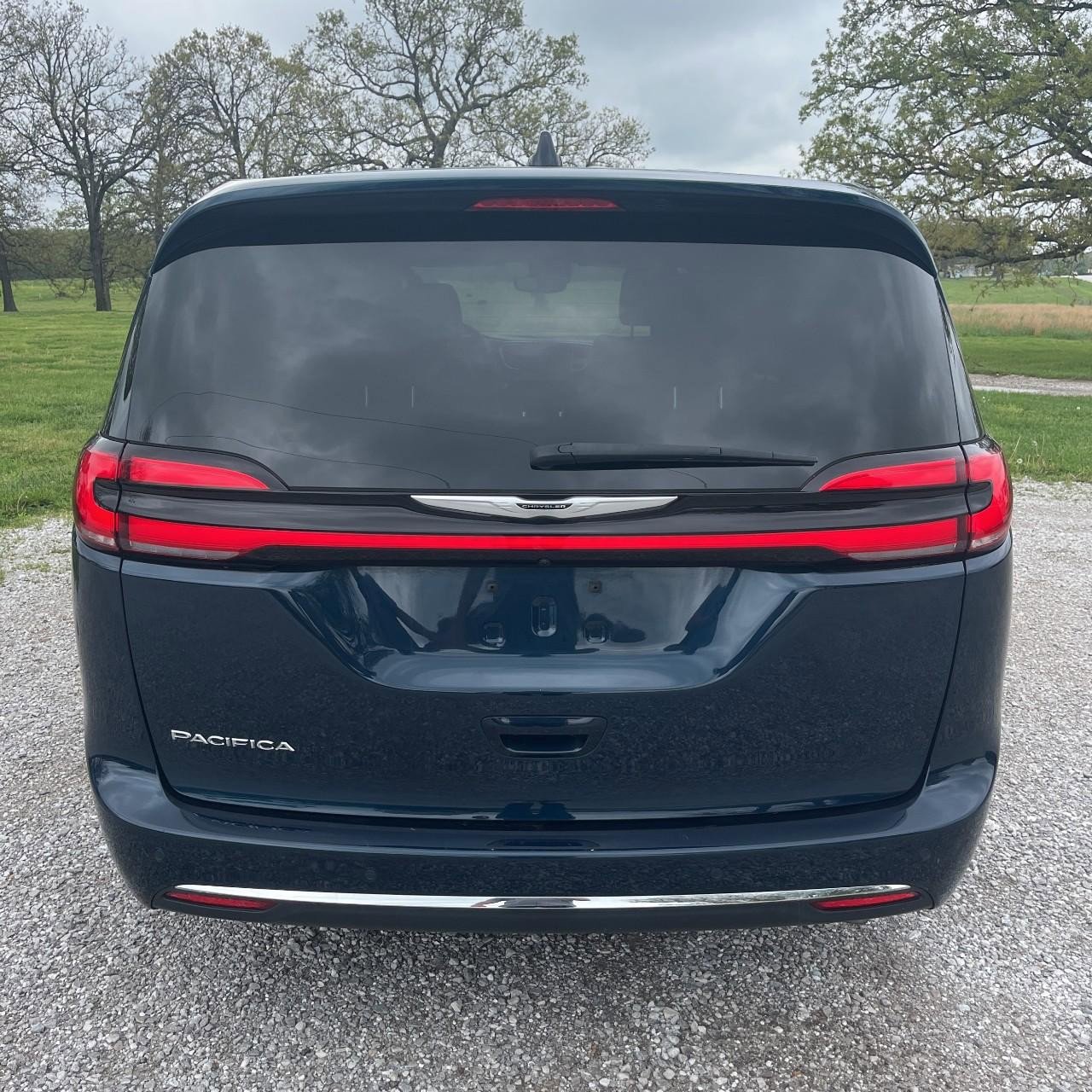 Used 2025 Chrysler Pacifica Select image 5