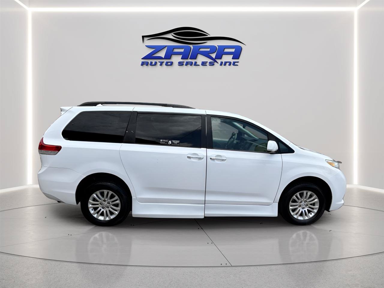 Used 2011 Toyota Sienna XLE w/ Premium Pkg FWD image 6