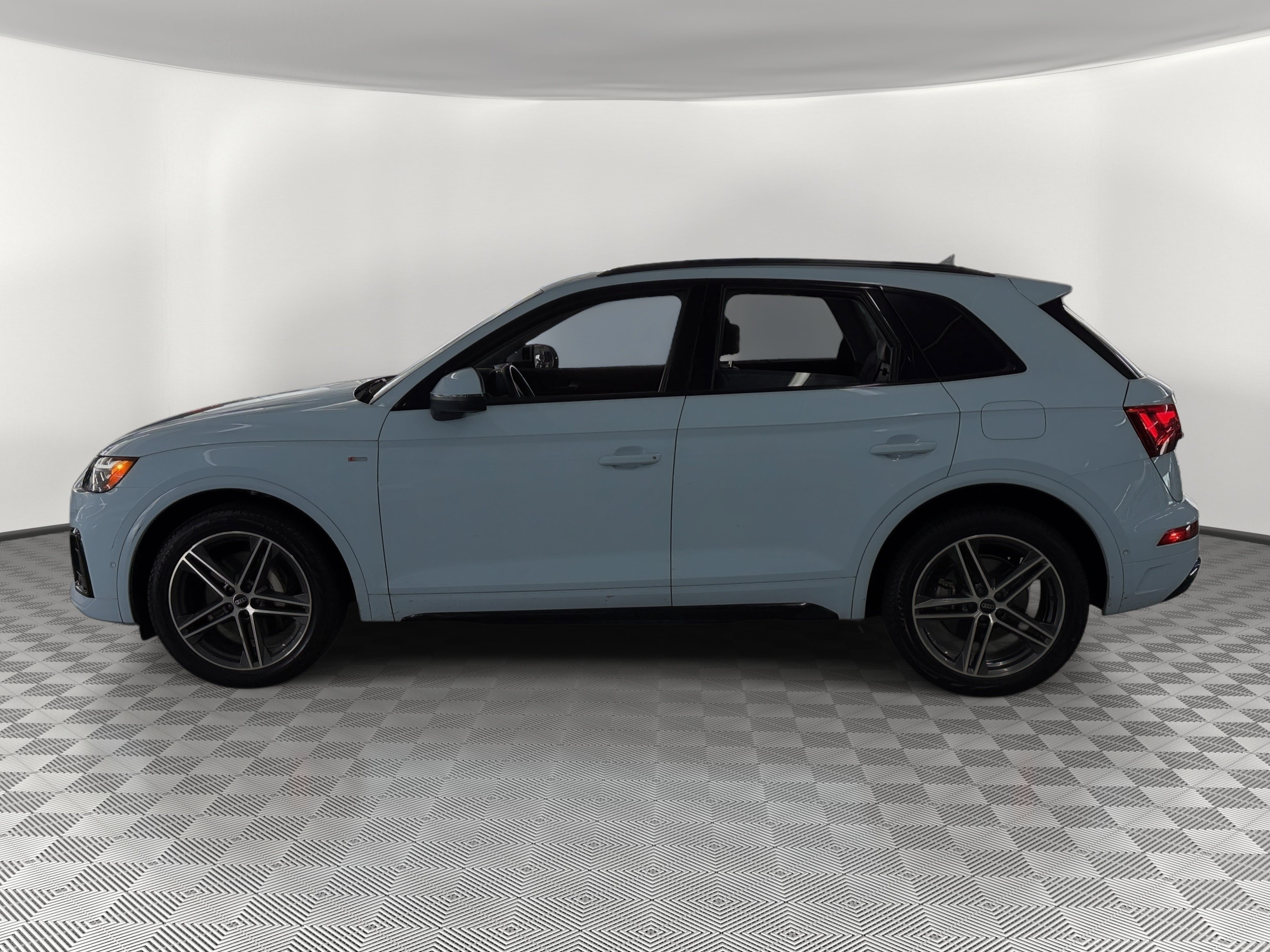 Certified 2023 Audi Q5 e Prestige AWD/4WD image 2