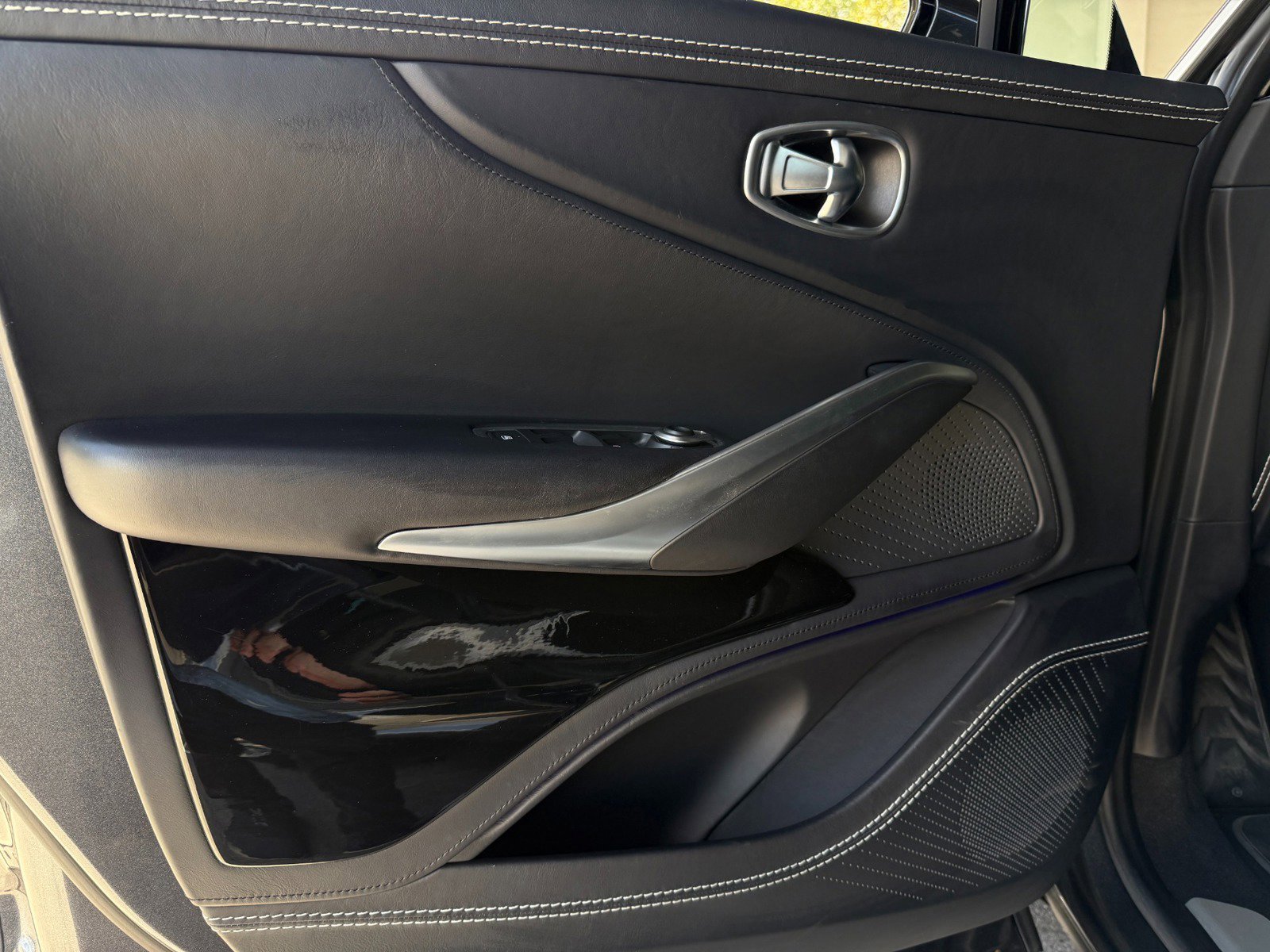 Used 2022 Aston Martin DBX image 28