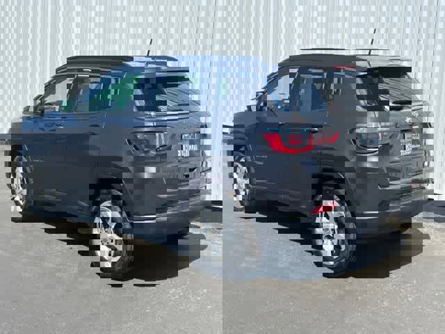Used 2018 Jeep Compass Latitude image 2