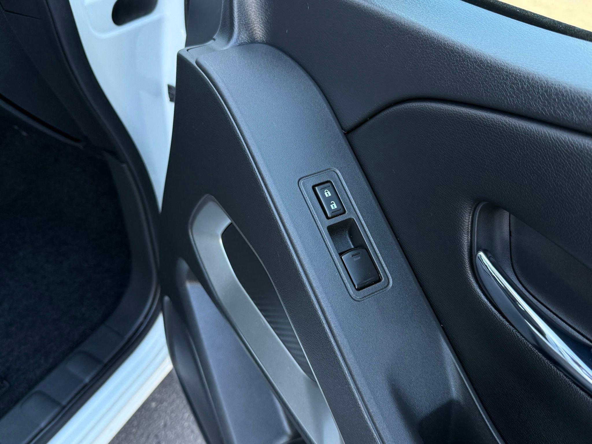 Used 2025 Nissan Frontier SV image 13