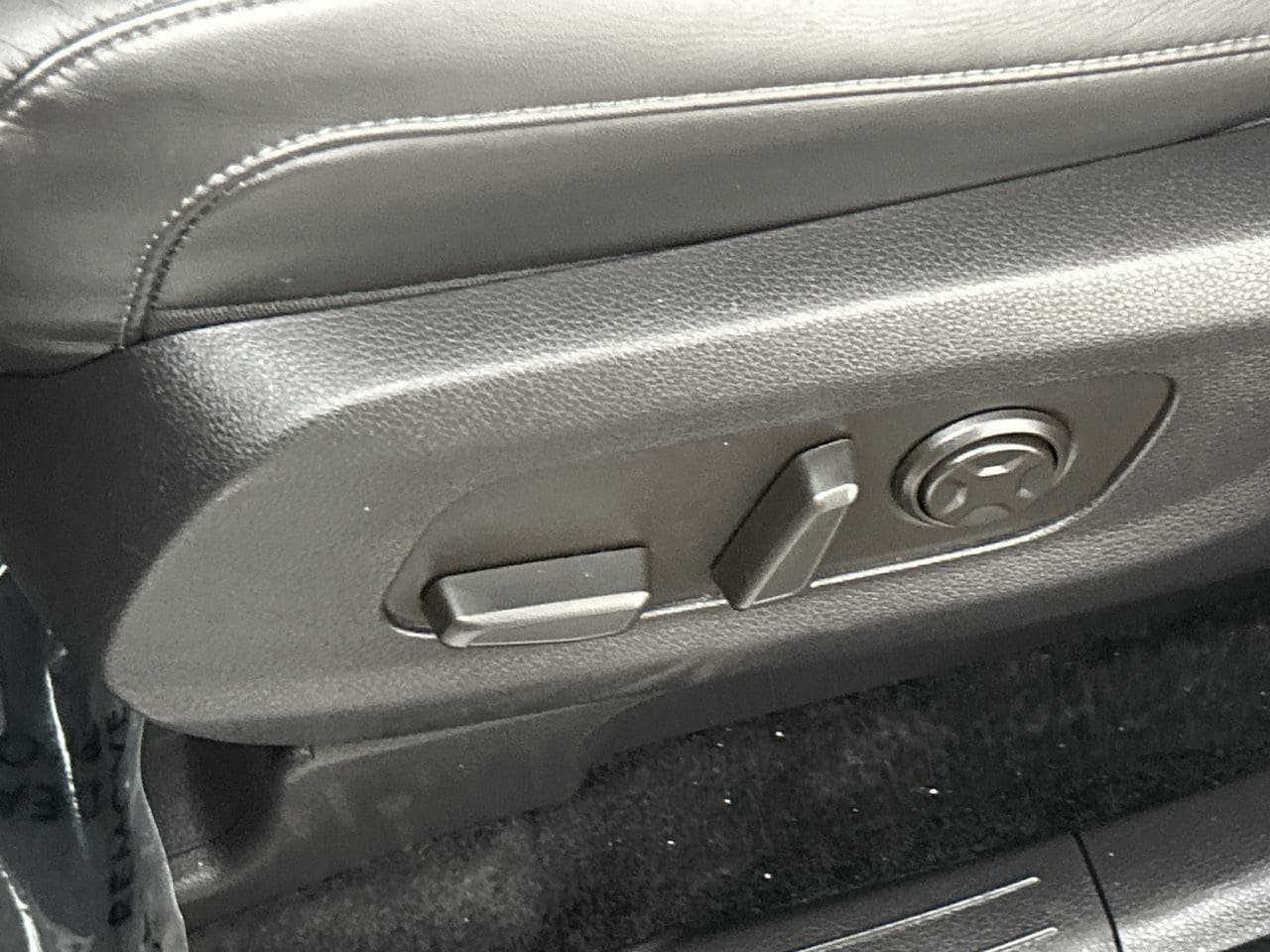 Used 2025 Kia Carnival FWD image 20