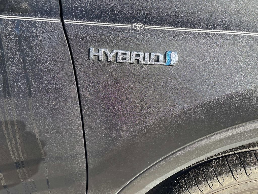 Used 2017 Toyota RAV4 XLE w/ All Weather Liner Package AWD/4WD image 5