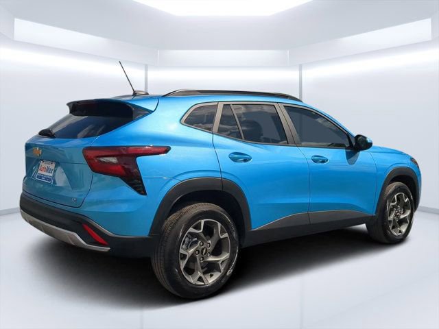Used 2025 Chevrolet Trax LT w/ Driver Confidence Package FWD image 3