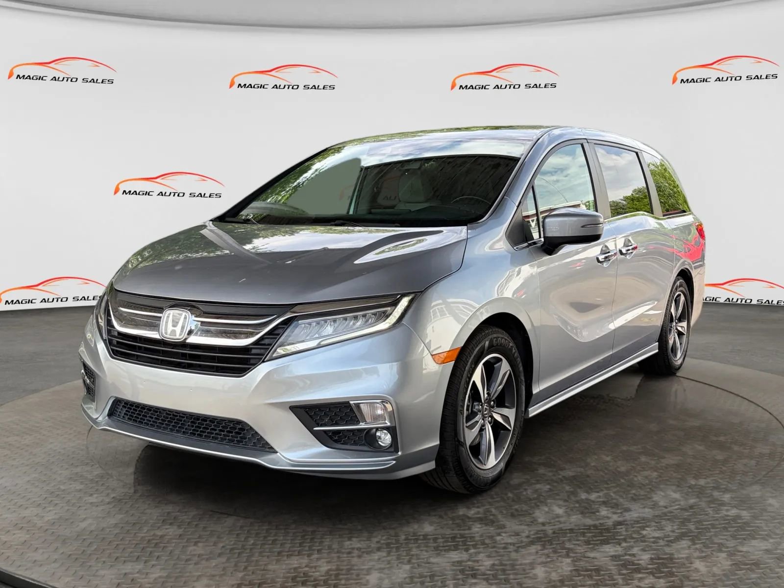 Used 2018 Honda Odyssey Touring image 1