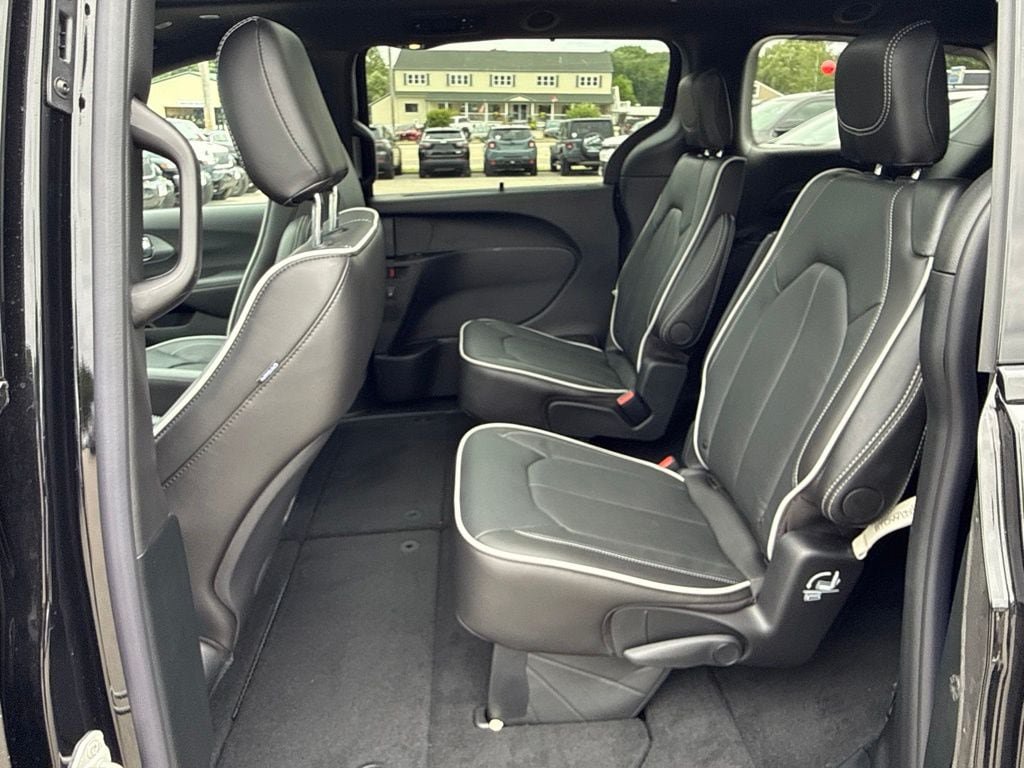 New 2027 Chrysler Pacifica Limited AWD/4WD image 22