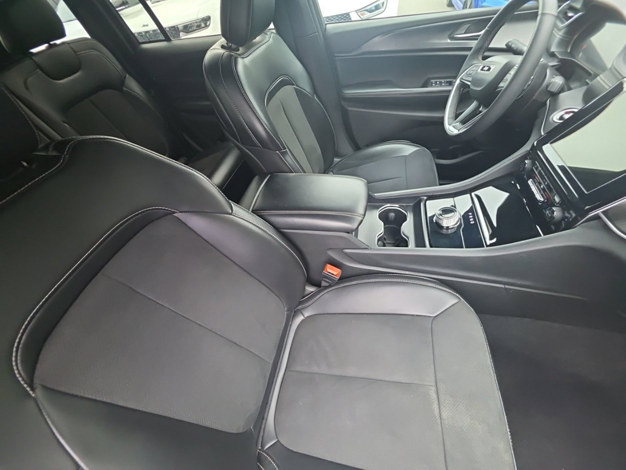 Used 2025 Jeep Grand Cherokee Altitude AWD/4WD image 20